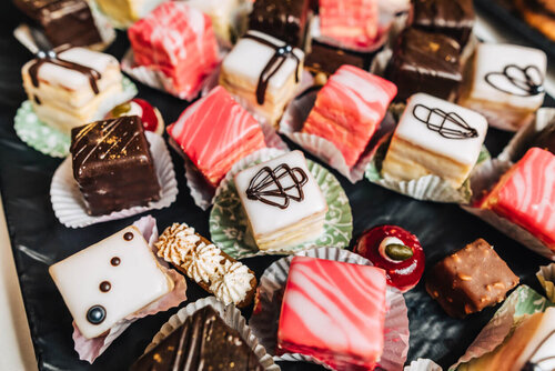 Frische Pralinen in unterschiedlichen Farben und Verzierungen