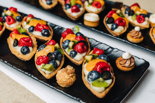 Eine Platte mit Blätterteig- und Obstdesserts