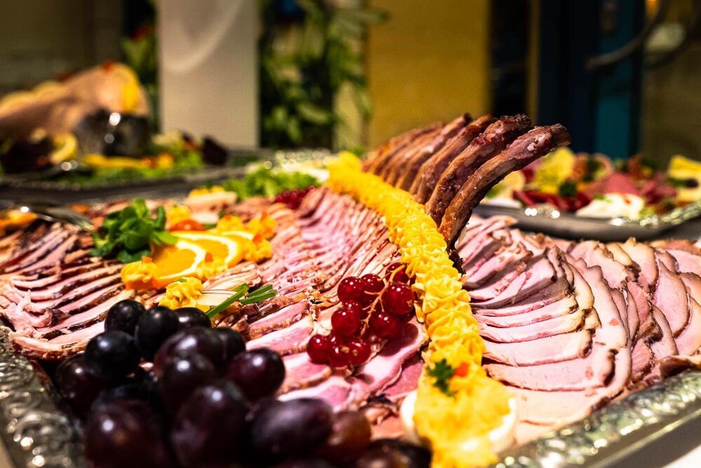 Ein großes aufgeschnittenes Roastbeef mit Garnitur.