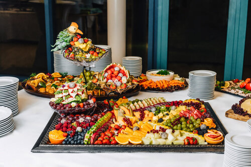 Eine Platte mit diversen Obst- und Gemüsesorten