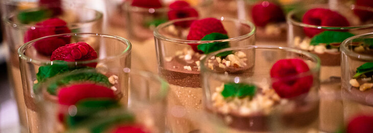 Eine Reihe von Gläsern, in denen Mousse au Chocolat eingefüllt wurde, schön dekoriert