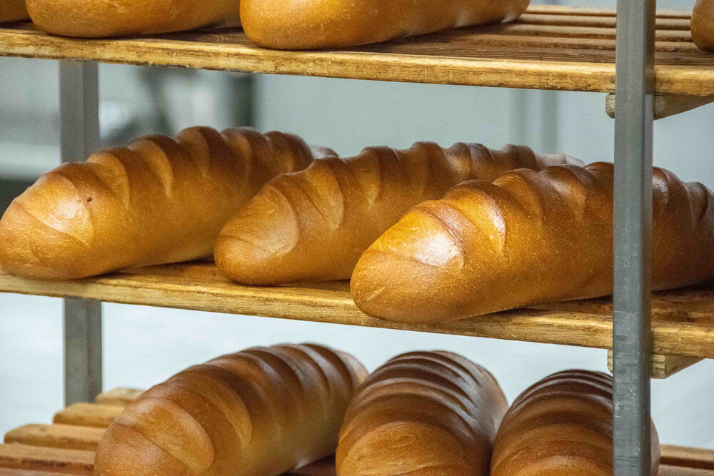 Brotlaibe liegen in einem Regal