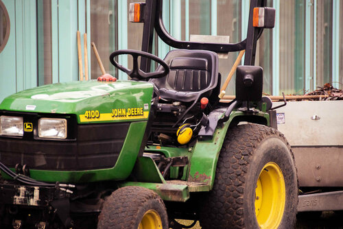 Grünflächenpflege mit Traktorrasenmäher