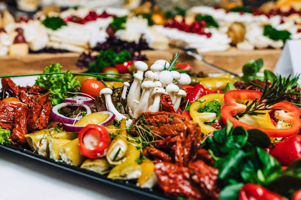 Eine Speisenauswahl mit Pilzen, Früchten, Gemüsen und Käse