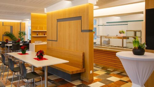 Rautenbergklause Blick in die Rautenbergklause mit Theke, Tisch und Stühlen