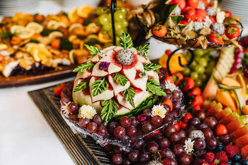Frisches Obst und Käse auf einer Buffetplatte