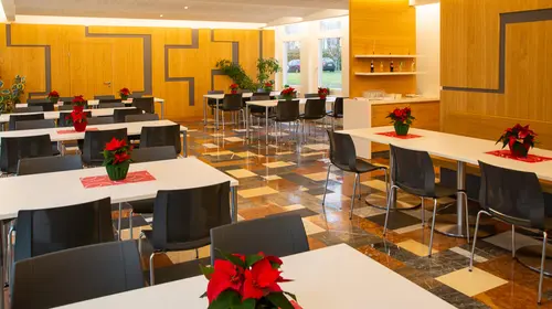 Blick in den Innenraum der Rautenbergklause Züssow mit Stühlen und Tischen