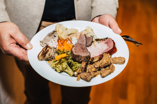 Ein Teller mit einer Auswahl an Gemüse, Fleisch und Beilagen