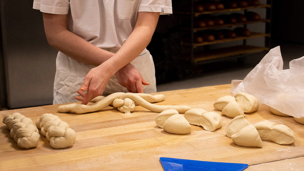 Strudelgebäck wird von Hand geformt